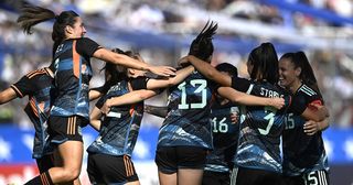 阿根廷2023年女足世界杯阵容:阿根廷球员庆祝球队的第一粒进球得分,索菲娅布劳恩在阿根廷和委内瑞拉之间的国际友谊赛的卡洛斯·奥古斯托·梅尔卡多维亚Luna 4月9日,2023年在洛杉矶的里奥哈,阿根廷。