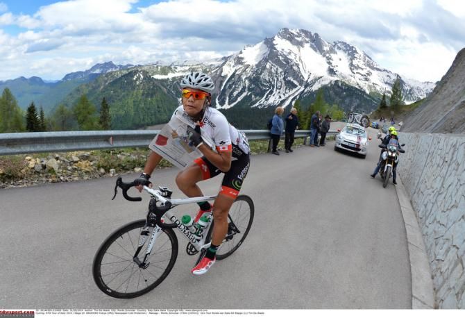 Yukiya Arashiro (Europcar) enjoying the morning newspaper mid climb