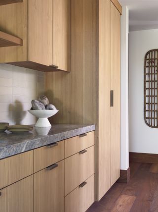 A tidy kitchen with drawers and cabinets