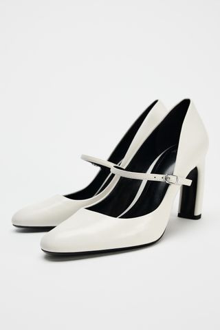 Heeled Shoes With Curved Heel