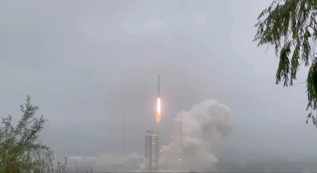 A Chinese Long March 4B carrying two Tianhui-2 radar-mapping satellites.lifts off from Tiayuan on Aug. 19, 2021 local time to deliver the twin satellites into orbit.