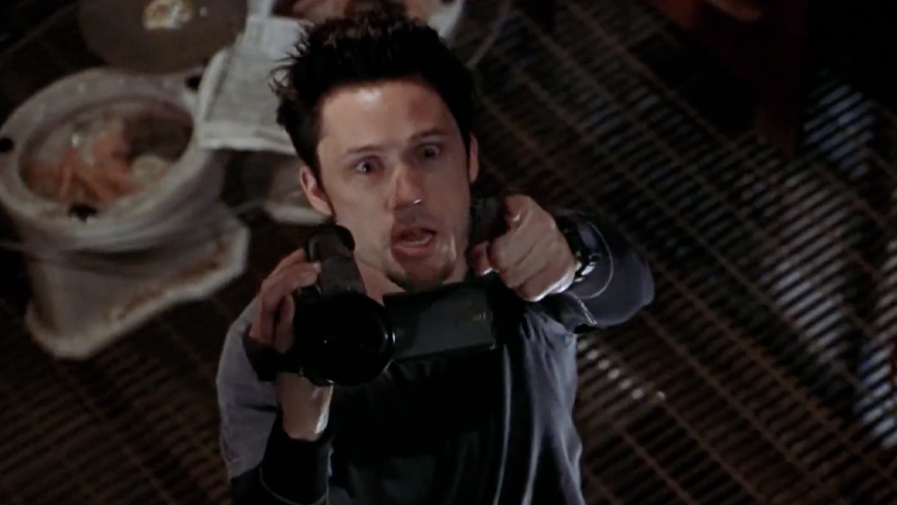 Jeffrey Donovan, using a handheld camera and pointing, in Book of Shadows: Blair Witch 2.