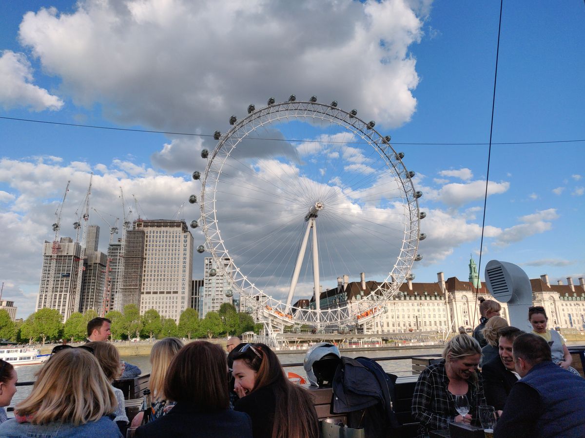 Auto HDR ensures the people in the foreground aren&rsquo;t hidden in shadow, while also keeping the sky blue