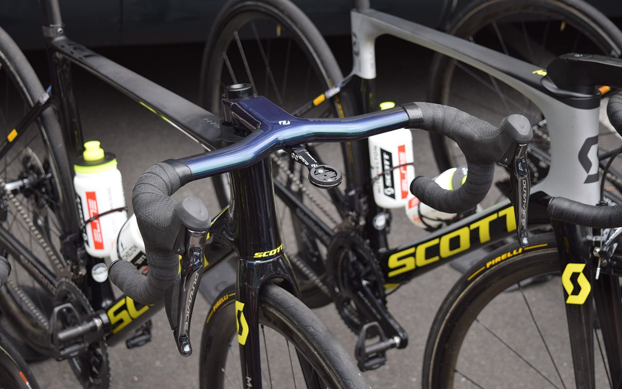 Two Mitchelton-Scott riders were using these new handlebars from Syncros