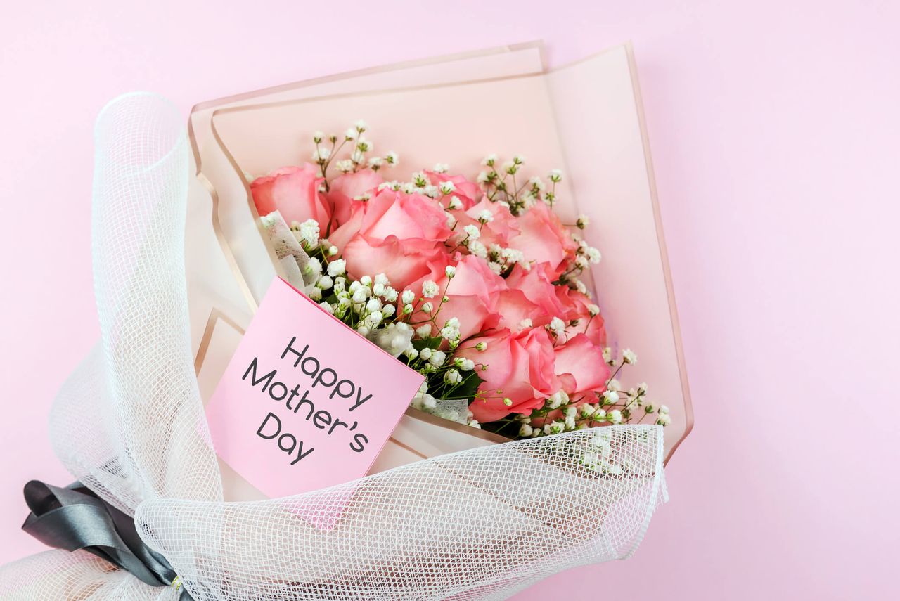 A bouquet of pink roses with a card saying &#039;Happy Mother&#039;s Day&#039;