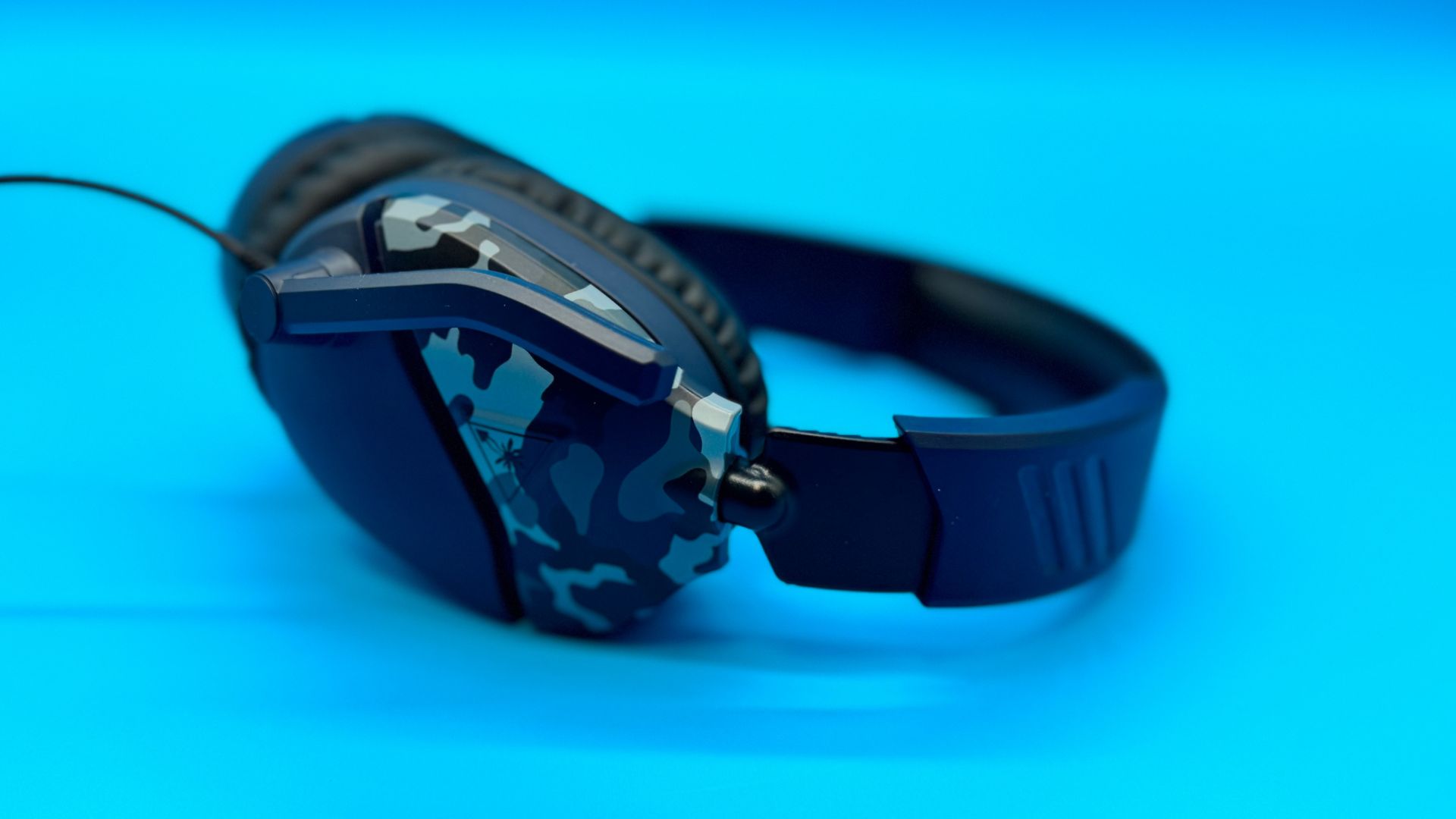 Turtle Beach Recon 70 gaming headset on a blue background