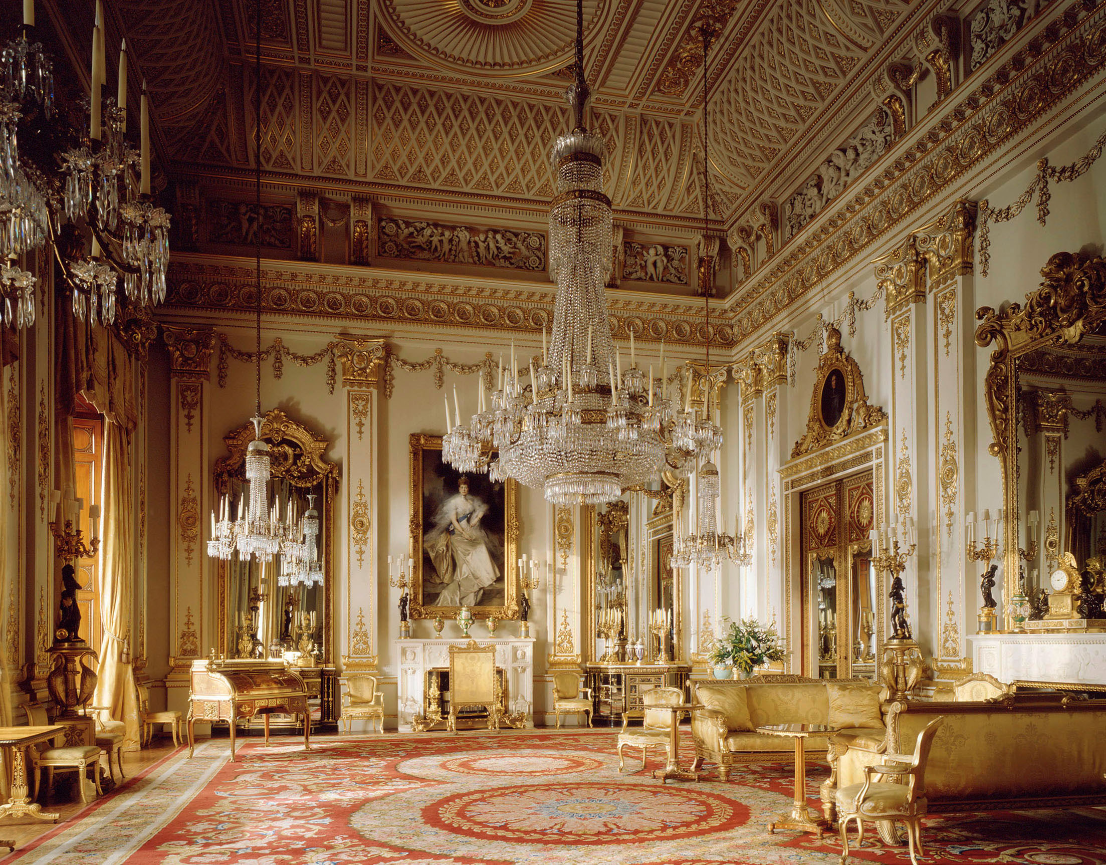 White and gold gilt state room at Buckingham Palace