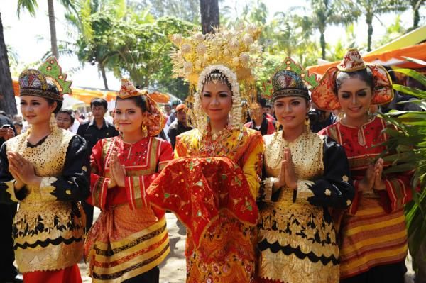 Women wearing Indonesian traditional dress