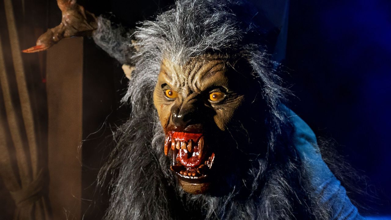 Hombre lobo saltando asusta en Universal Monsters: Legends Collide 2022 Universal Horror Nights Hollywood House