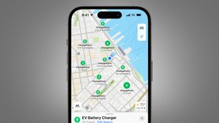 Ein Smartphone-Bildschirm mit Apple Maps EV-Ladestandorten