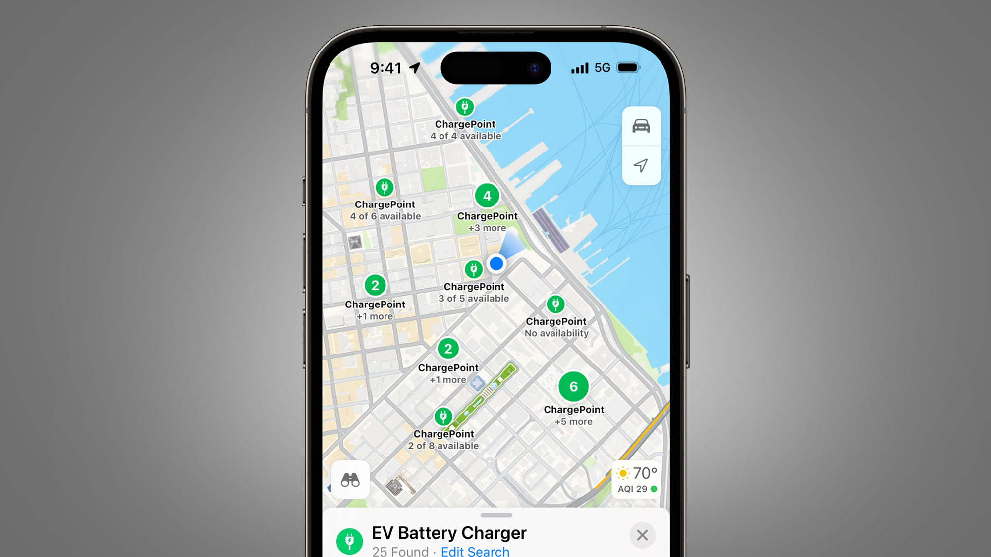 Een telefoonscherm met daarop Apple Maps EV-oplaadlocaties