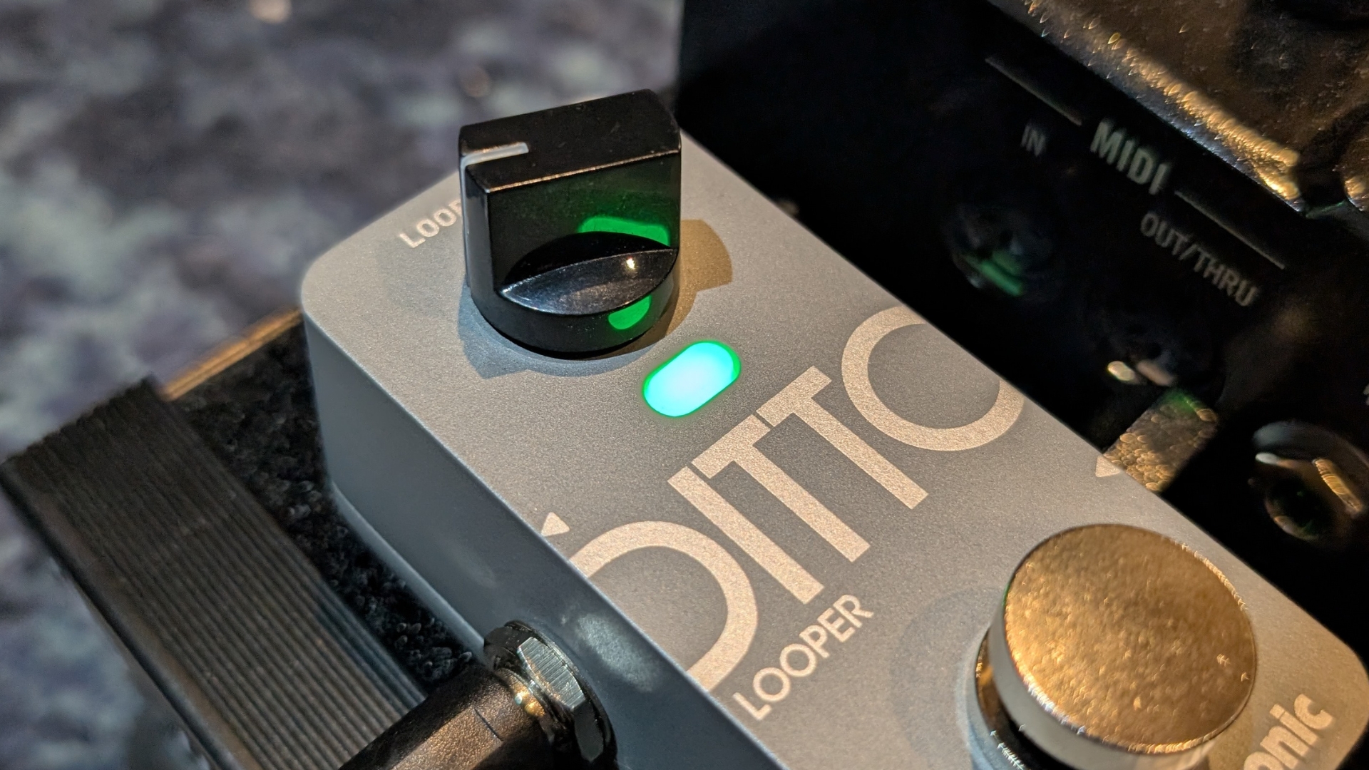 Close up of the loop level knob and LED on the TC Electronic Ditto 2 looper pedal