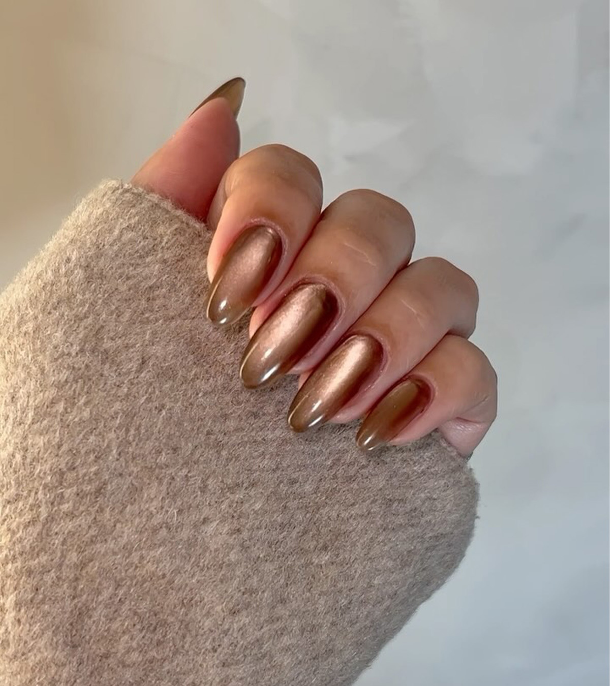 A cinnamon cat eye manicure for Hailey Bieber by Zola Ganzorigt