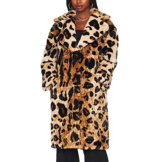 model wearing Jakke Katie Faux Fur Coat in brown leopard print