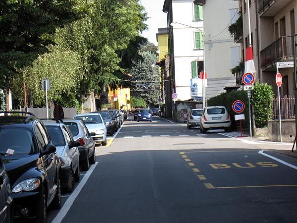 Climbing and passing Villa Recalcati on the left. A left turn follows.