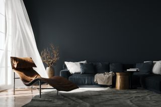 Μοντέρνος εσωτερικός σχεδιασμός του καθιστικού. Μαύρος καναπές και άδειο υπόβαθρο τοίχου. Τρισδιάστατη απόδοση, τρισδιάστατη απεικόνιση