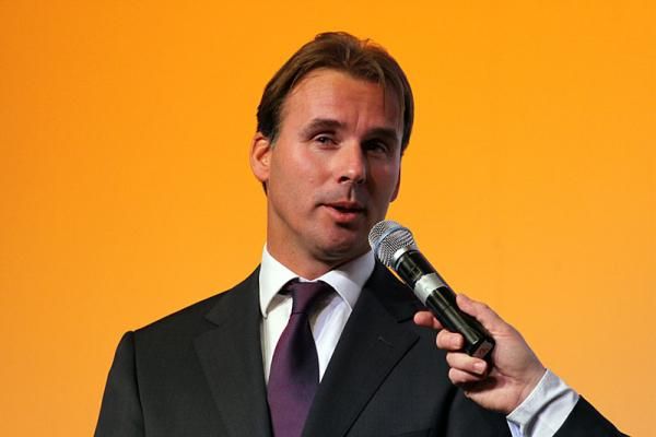 Technical Director Erik Breukink speaks at the team presentation.