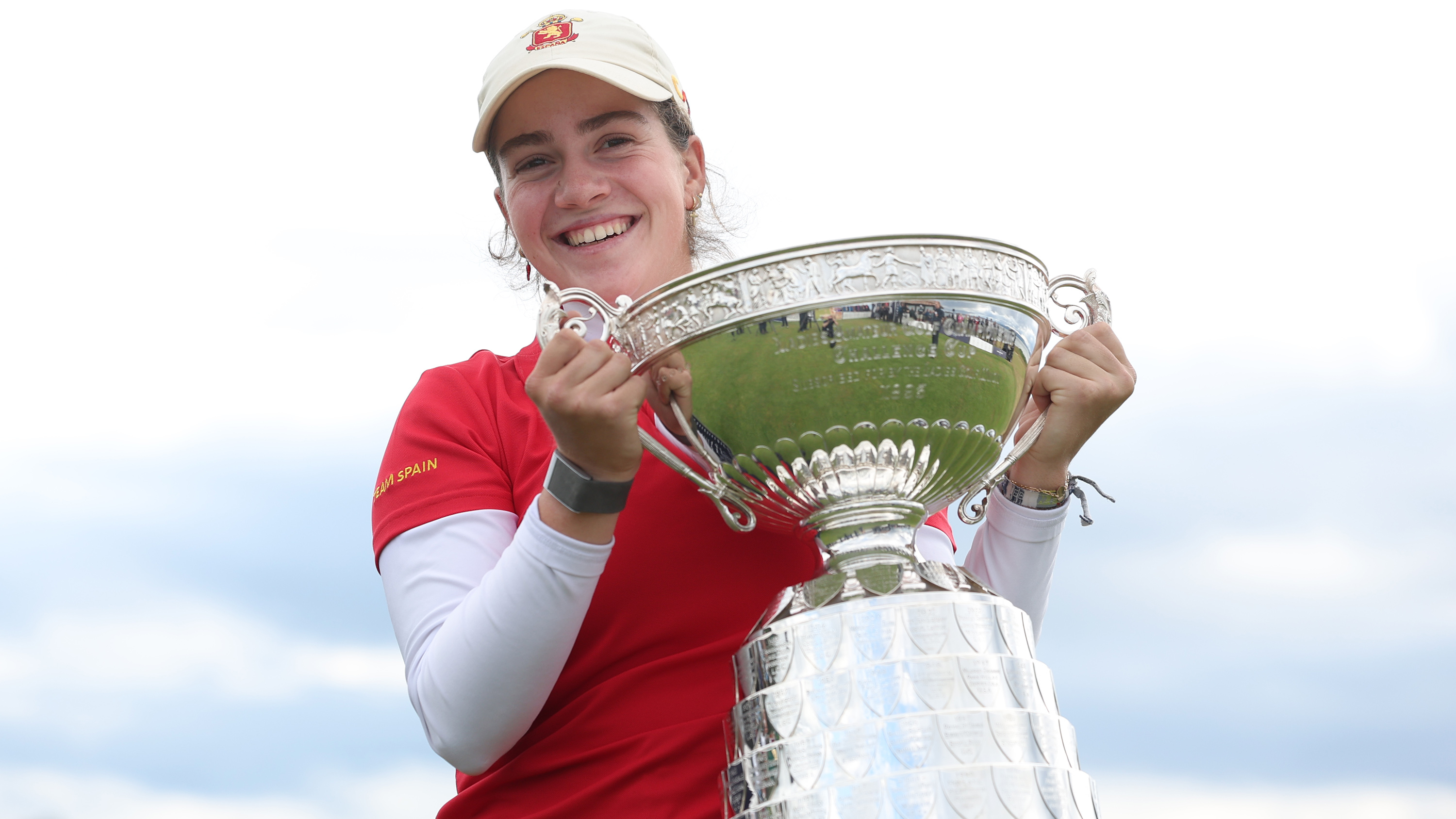 Paula Martin Sampedro Lifting Women's Amateur Championship Trophy