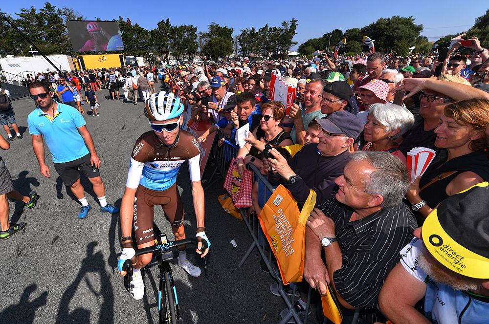 Romain Bardet takes the start line in Noirmoutier-En-L'&Iuml;le