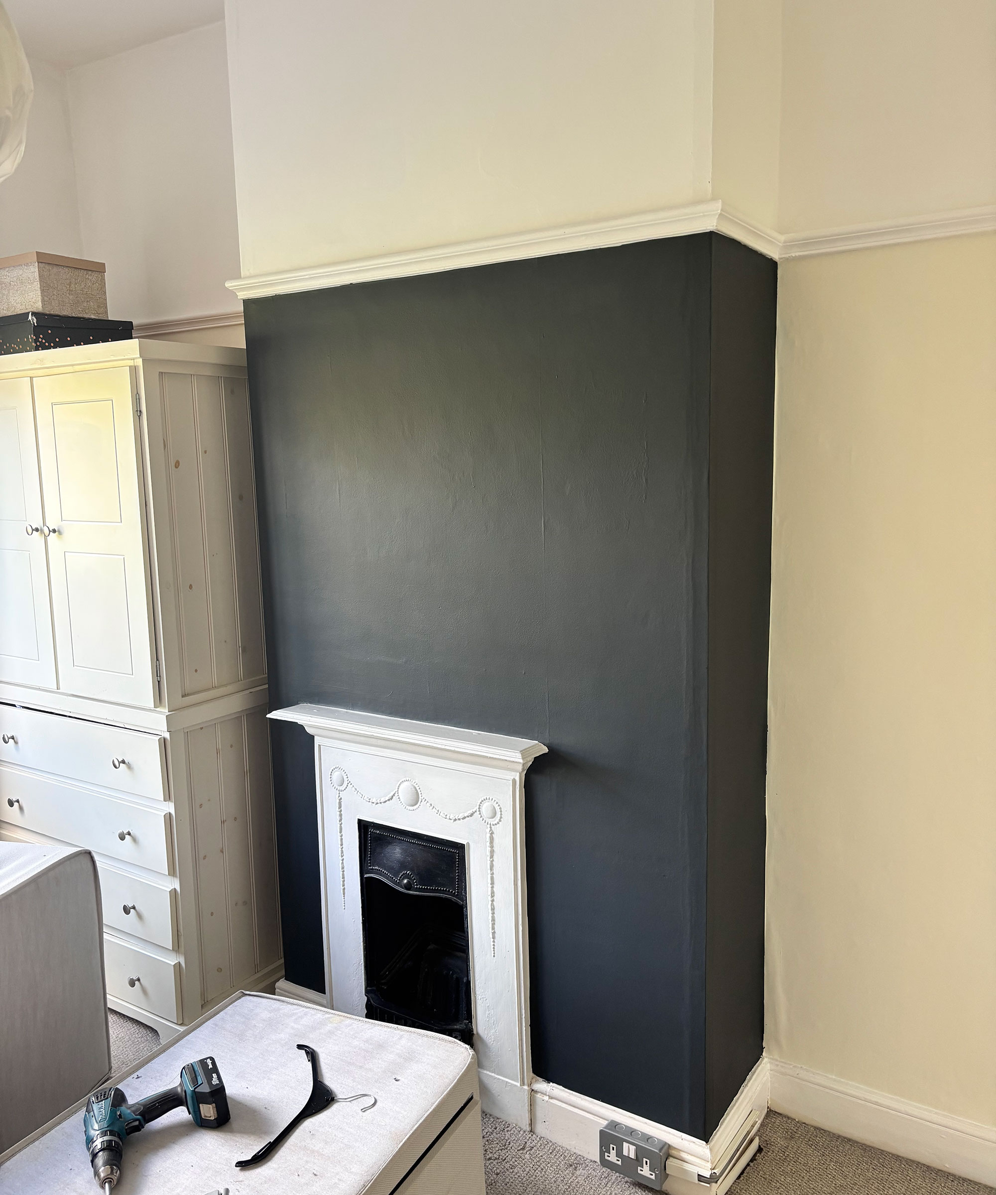 chimney breast painted in Farrow &amp;amp; Ball&#039;s Railings