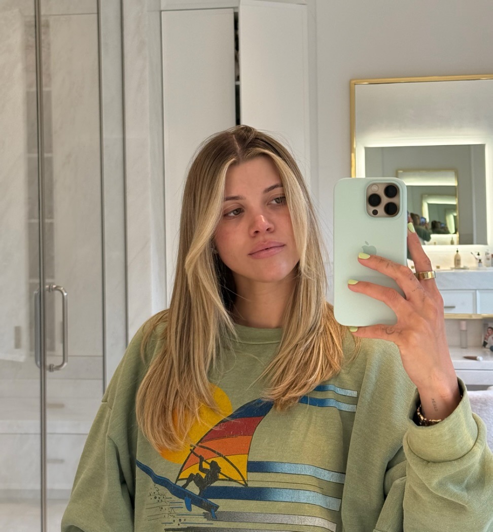 Sofia Grainge tirando uma selfie espelhada com destaques loiros
