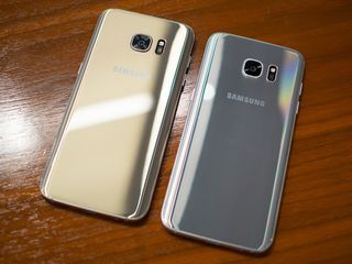 Samsung Galaxy S7 edge in silver and gold