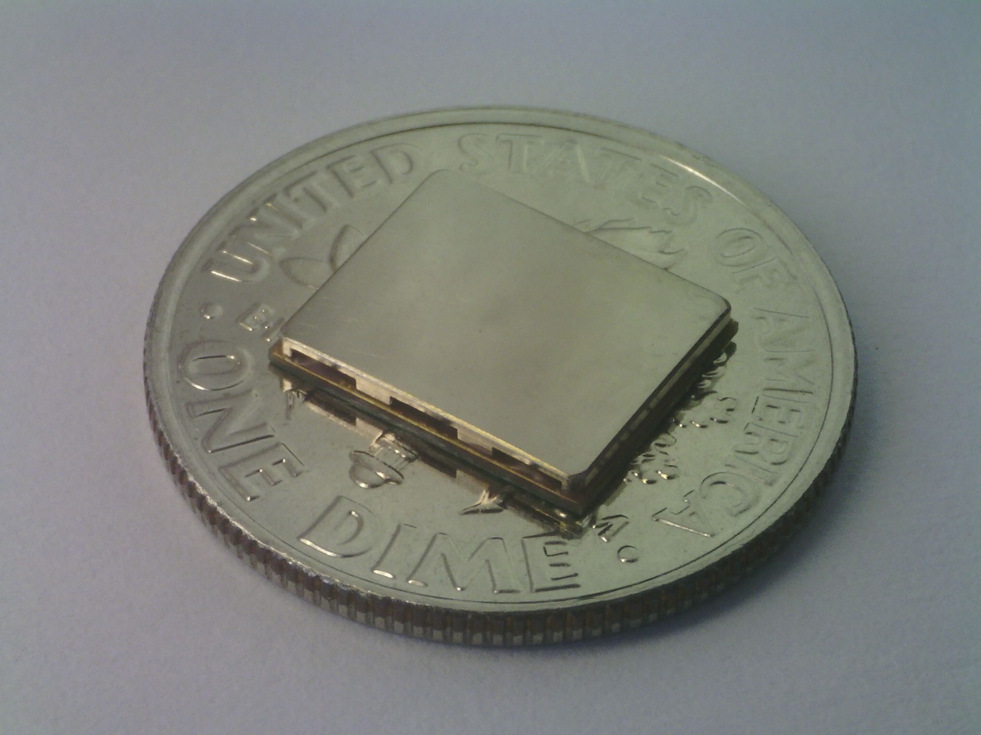 xMEMS Labs XMC-2400 micro-cooling fan atop a US quarter