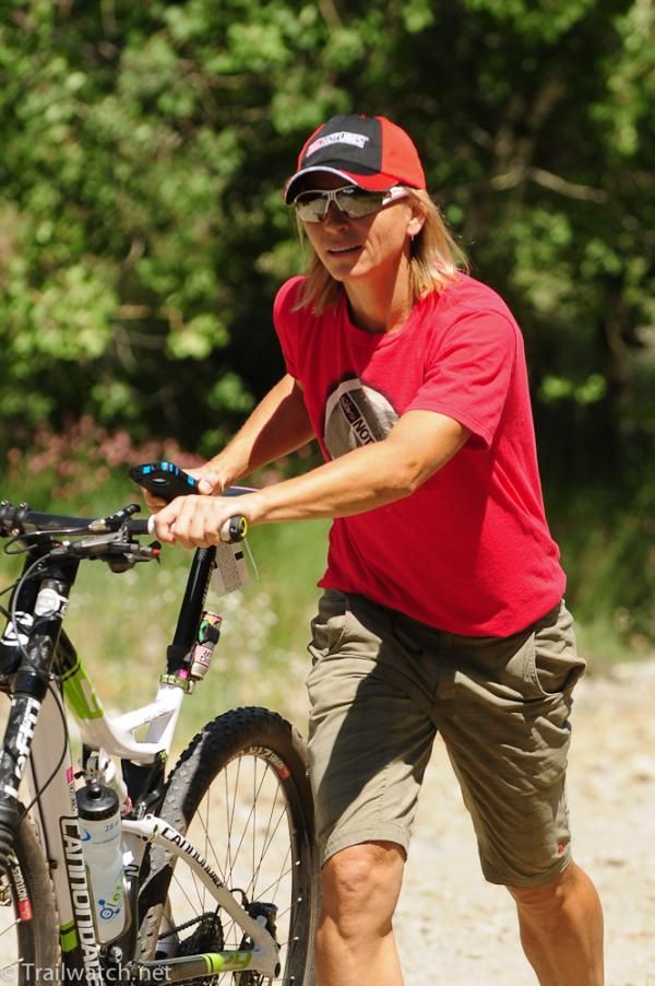 Shannon Gibson (NoTubes) supports her riders