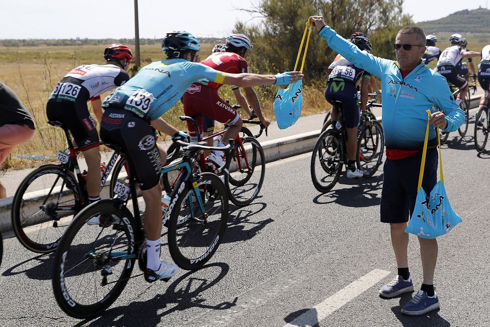Astana in the feed zone