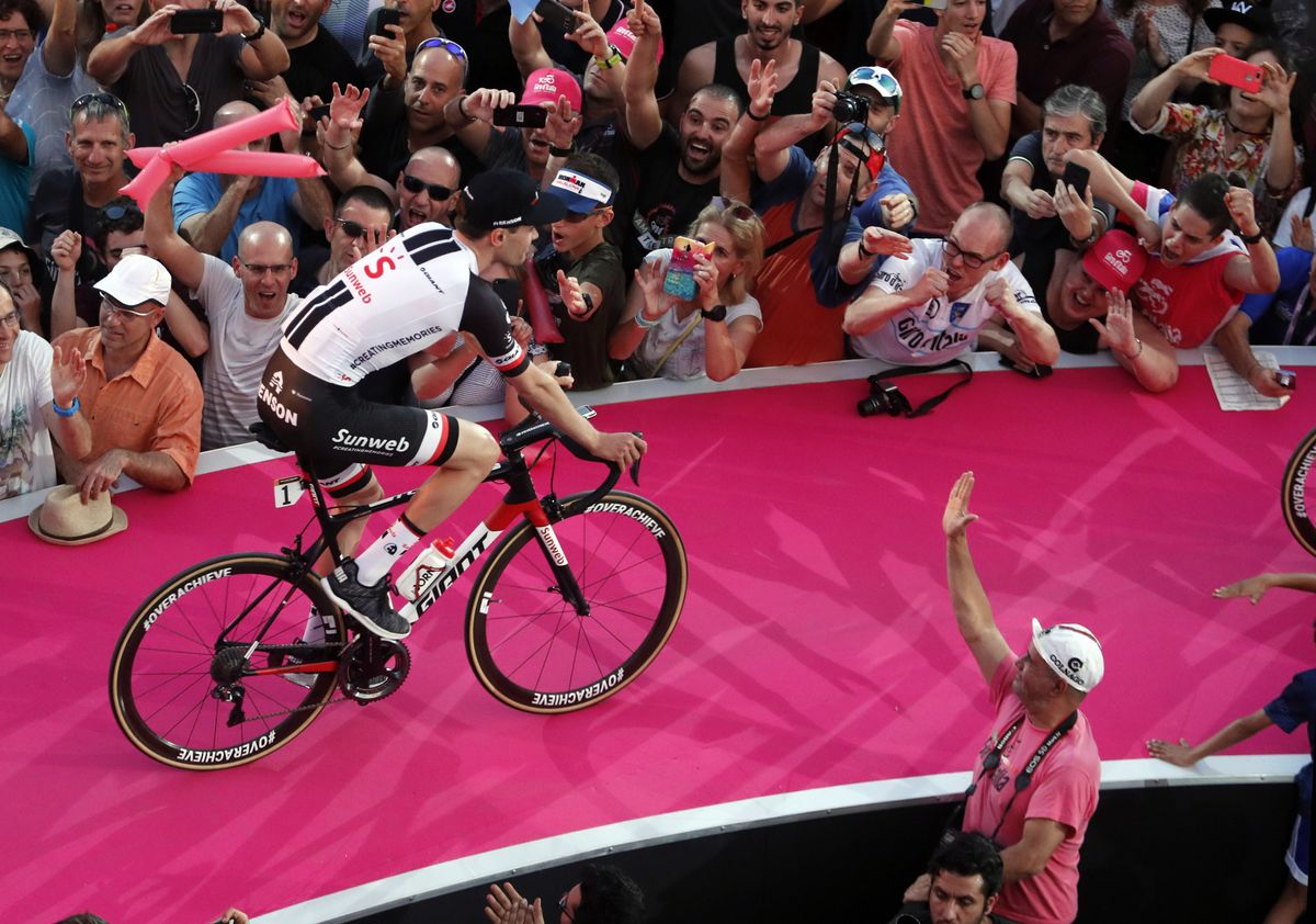Tom Dumoulin greets the crowd