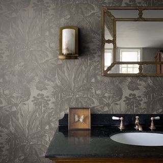 Metallic wallpaper in grey in bathroom