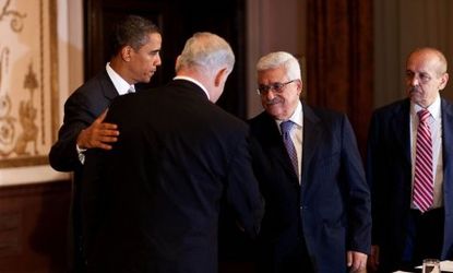 Obama watches as Israeli Prime Minister Benjamin Netanyahu (left) and Palestinian President Mahmoud Abbas (right) shake hands.