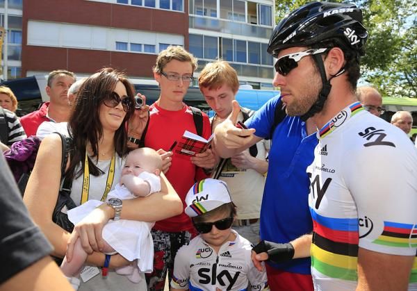 Mark Cavendish gets a visit from the family