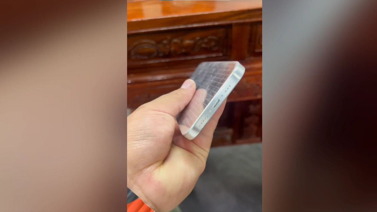 Leaked iPhone 15 Pro dummy