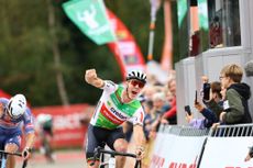 Laurens Sweeck celebrates Exact Cross Essen victory ahead of Niels Vandeputte