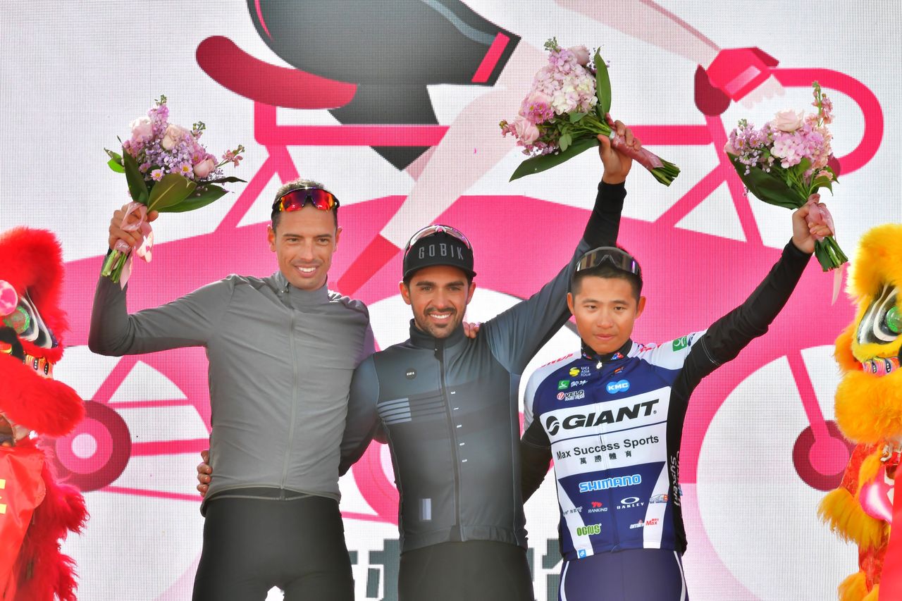 Alberto Contador takes the win from Alessandro Ballan and local rider Chen Long