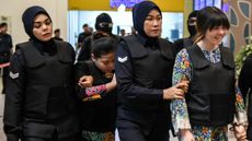 Suspects Doan Thi Huong (R) and Siti Aishah (2nd, L)