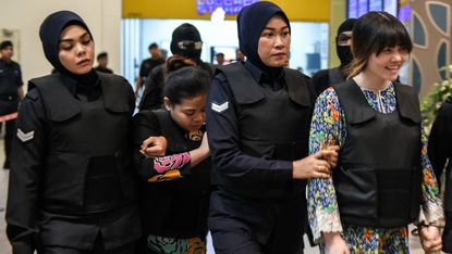 Suspects Doan Thi Huong (R) and Siti Aishah (2nd, L)