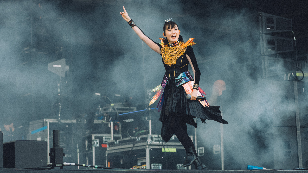 Babymetal smiling and throwing the horns