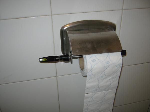 An ingenious use of a Mavic skewer in the bathroom at the Garmin-Transitions service course