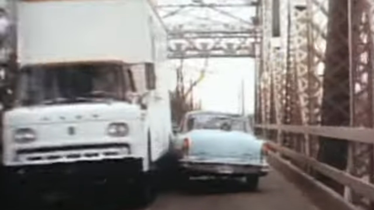 A near collision of a car and a truck in The Sugarland Express