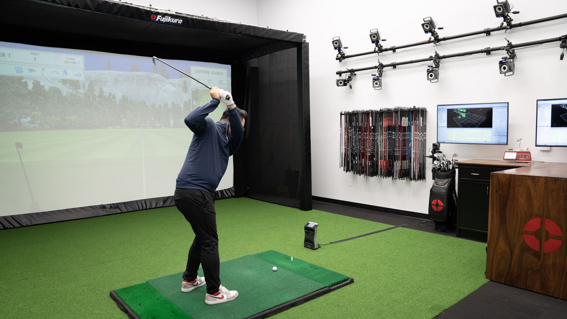 A golfer using the Fujikura Enso motion capture system