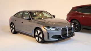 coche en sala de exposiciones