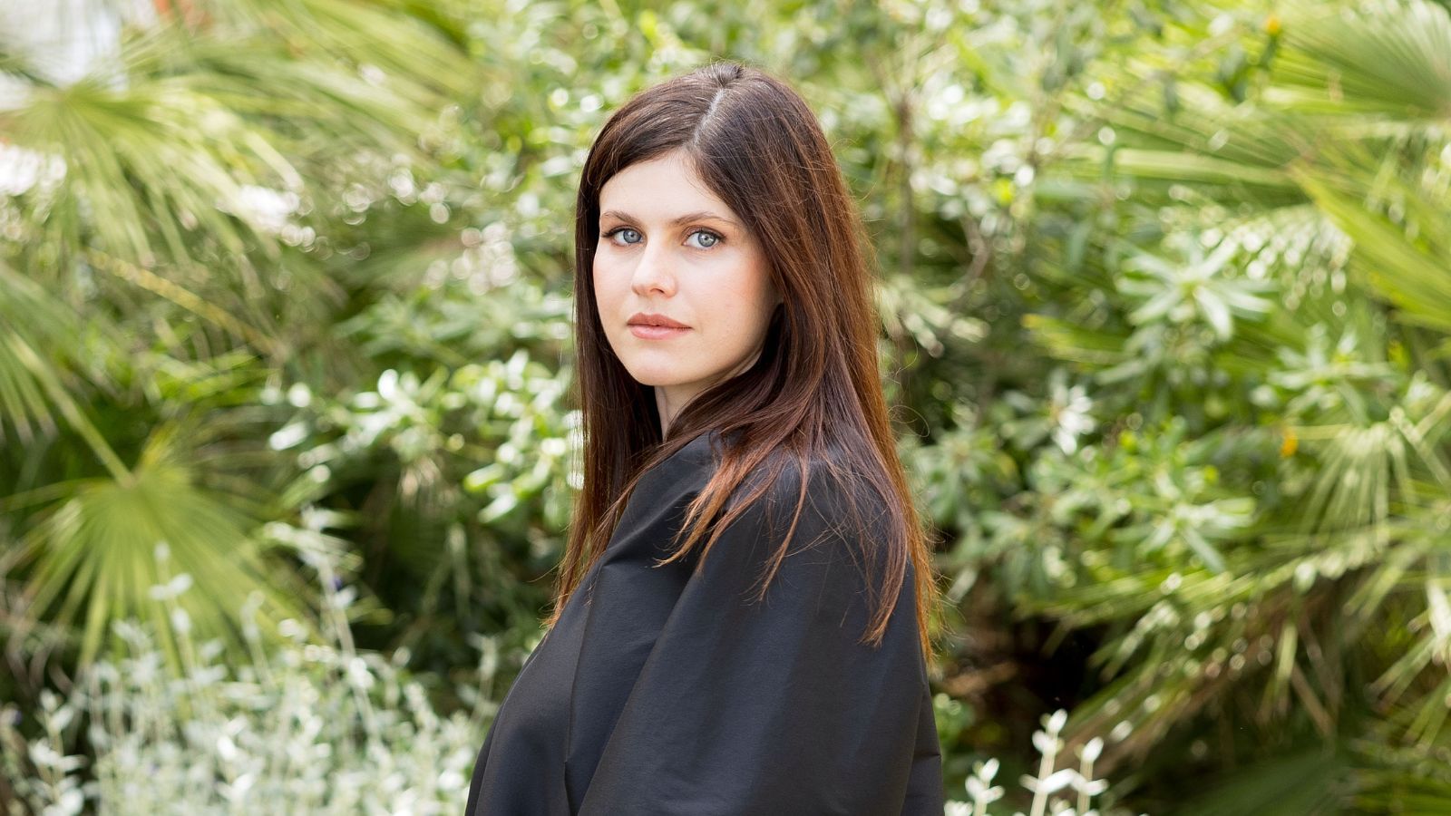 Alexandra Daddario's Elegant Garden Furniture Channels European Hotel Chic and Brings the Lightest Touch to Her Zen-Like Backyard