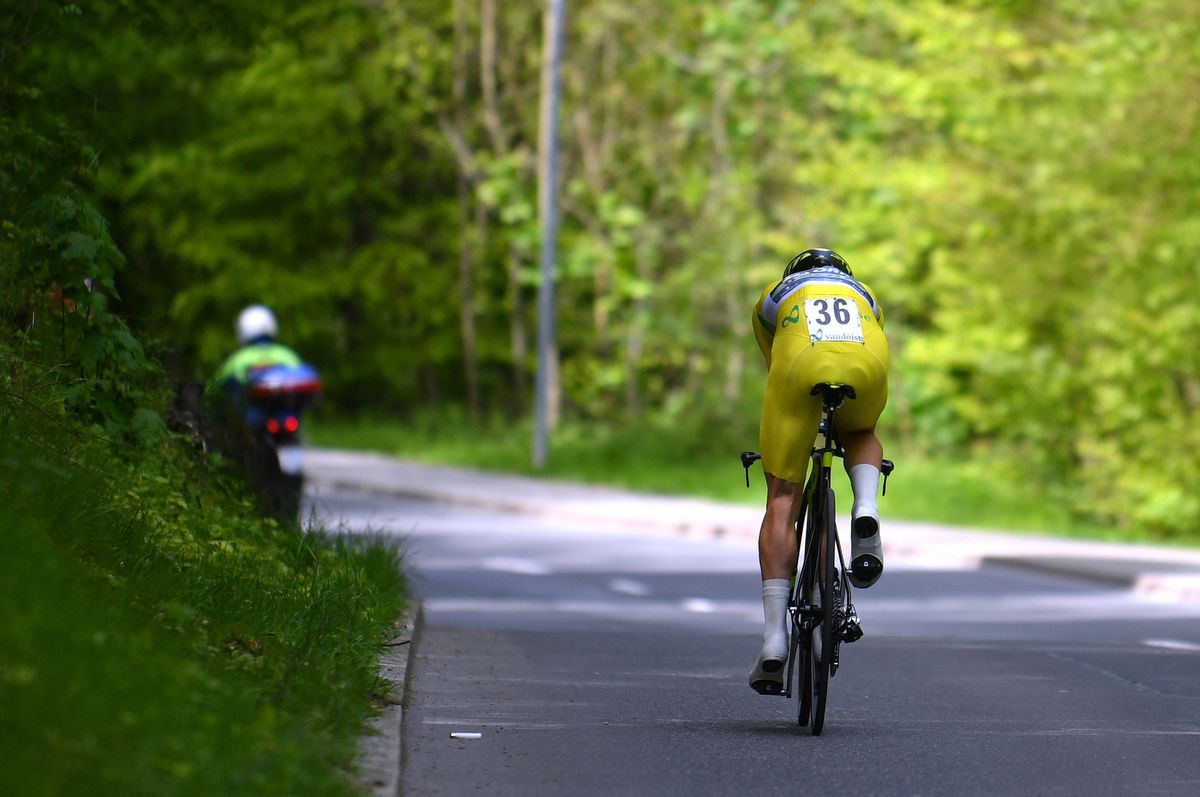 Simon Yates trying to keep the yellow jersey