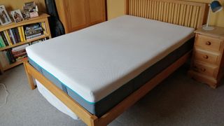 Simba Hybrid Luxe mattress in a bedroom