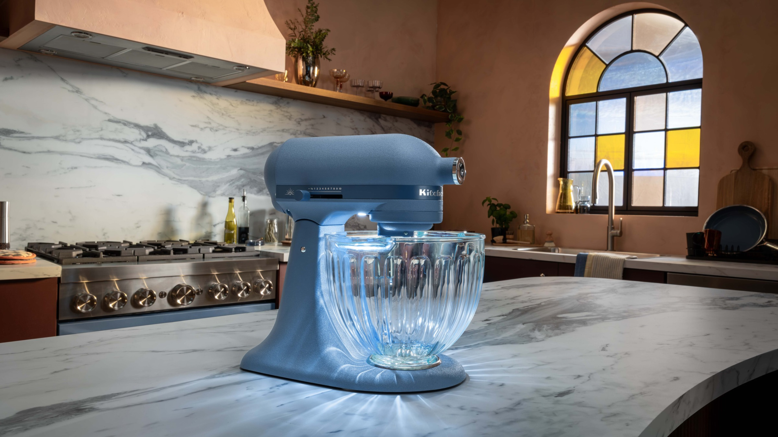 Luminaire kitchen aid glowing on a marble counters in a traditional kitchen