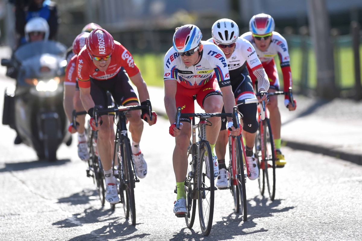 Alexander Kristoff (Katusha) checks on his rivals