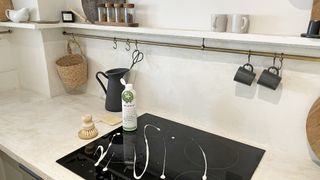 Cleaning an induction hob