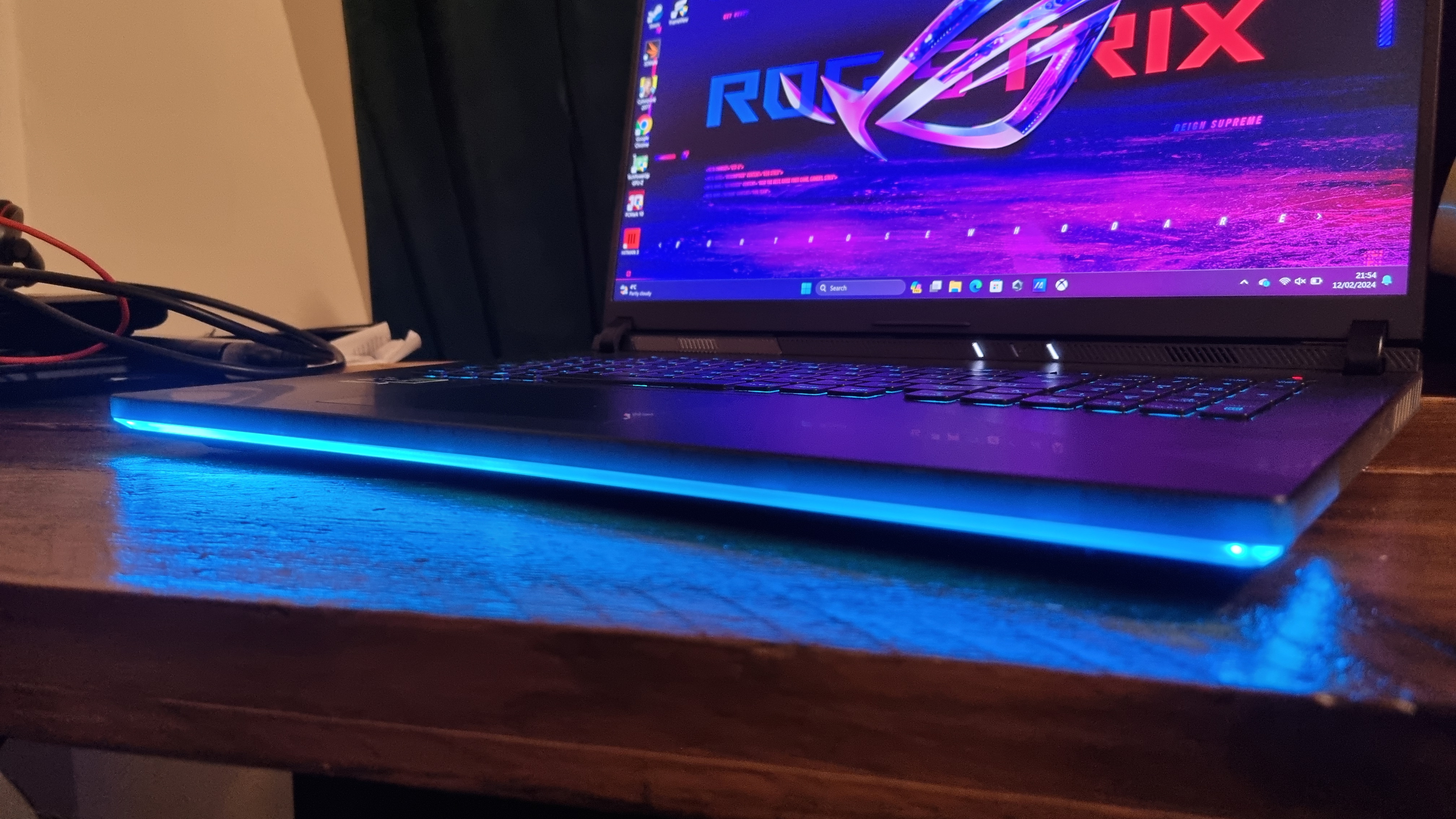 Asus ROG Strix Scar 18 lightbar and LEDs